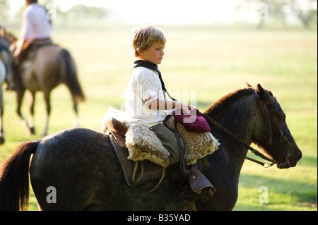 Junge Gaucho auf dem Pferderücken, Buenos Aires, Argentinien Stockfoto