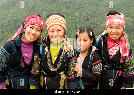 Vier lächelnde schwarze Hmong Frau in den Hügeln um Sapa Nord-Vietnam Stockfoto