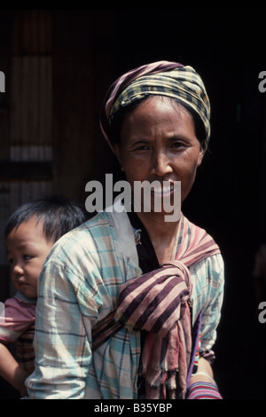 Lisu Stammesfrau mit Baby, das ihr in der Provinz Chiang Mai im Norden Thailands am Rücken geschnallt wurde Stockfoto