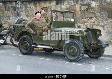 1940 Jeep Kriegszeiten amerikanischen Armee Fahrzeug und Leute an Pickering Lebendige Geschichte 1940er Jahre Weltkrieg Krieg Krieg Wochenende, North Yorkshire, England, Großbritannien Stockfoto