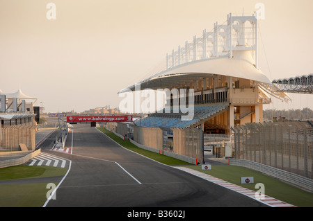 Die Start-Ziel-Geraden, Boxengasse und Haupttribüne auf dem Bahrain international Circuit BIC Motorsport Middle East Stockfoto