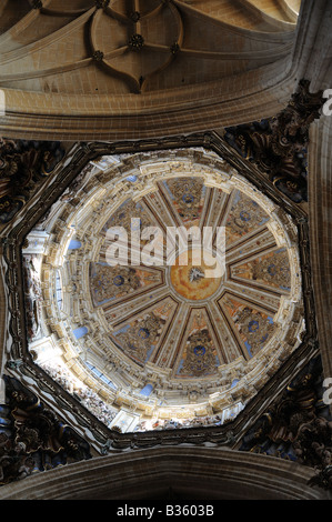 Innenraum des gotischen Stil neue Kathedrale Catedral Nueva Salamanca Spanien zeigt Decke und Fresken der Kuppel Stockfoto