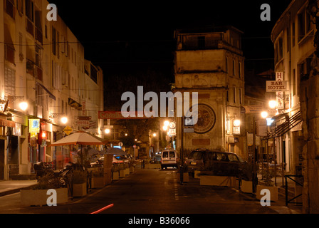 Straßenszene in der Nacht in Arles, Frankreich Stockfoto