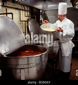 Sous-Chef kocht Nudeln in ein gehobenes Hotel/Resort-Großküche Stockfoto