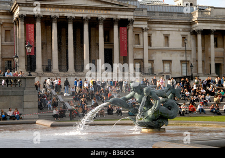 Touristen auf den Stufen vor der National Gallery am Trafalgar Square, London, UK Stockfoto
