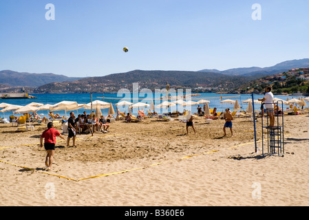 Volleyball spielen, auf kommunalen Ammos Strand Agios Nikolaos Kreta Griechenland Stockfoto