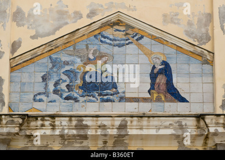 Gekacheltes Bild der Verkündigung über dem Haupteingang der Kirche Stockfoto
