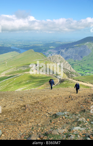 Zwei Passanten den Llanberis Weg vom Clogwyn Bahnhof entfernt an der steilen oberen Hängen des Mount Snowdon Stockfoto