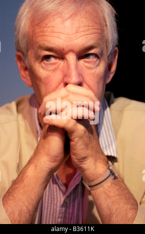 Jon Snow-TV-Moderatorin bei The Guardian Hay Festival 2008 Hay on Wye Powys Wales UK EU abgebildet Stockfoto