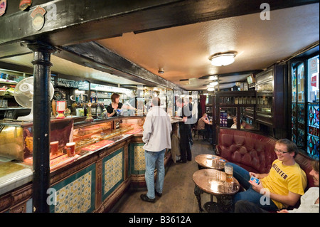 Whitelocks Pub (eines der ältesten in der Stadt), Turks Head Hof direkt an der Briggate, Leeds, West Yorkshire, England Stockfoto