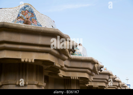 Spanien Barcelona Spalten Unterstützung gebogen Bänken im Parc Güell entworfen Architekt Antoni Gaudi Modernisme Architektur Mosaikfliese Stockfoto