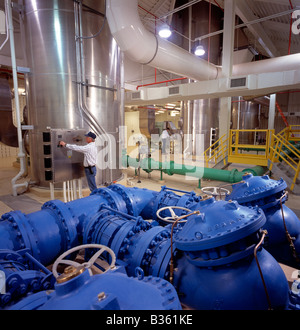Arbeitnehmer stellt eine Einstellung in einer Wasseraufbereitungsanlage in Arizona Stockfoto