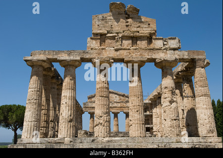 Tempel der Ceres (6. Jh. v. Chr.) mit seiner einzigartigen hohen Giebel. Stockfoto