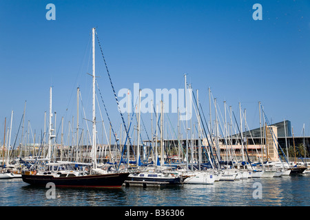 Spanien Barcelona Segelboote im Marina Port Vell Maremagnum Einkaufsmöglichkeiten und Aquarium komplexe entlang angedockt Stockfoto