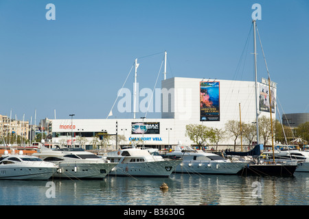 Spanien Barcelona Segelboote im Marina Port Vell Maremagnum Einkaufsmöglichkeiten und Aquarium komplexe entlang angedockt Stockfoto