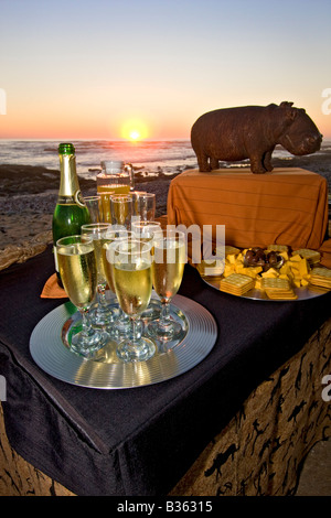 Sonnenuntergang-Vorspeisen serviert am Strand von Swakopmund Namibia Abenteuer Afrika Safari Stockfoto