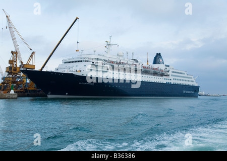 Spanien Barcelona Blick vom Ausflugsschiff der Großkrane für entladen Versand Fracht entlang am Wasser Kreuzfahrt Schiff angedockt Stockfoto
