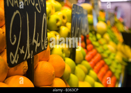 Spanien Barcelona Berge von Orangen Äpfel und andere Früchte auf dem Display an La Boqueria produzieren Zeichen der Marktpreis in Euro Stockfoto