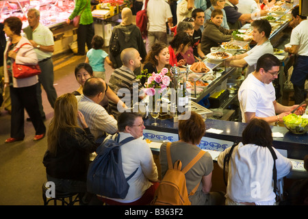 Spanien Barcelona Kunden sitzen an Tapas Bar Restaurant in La Boqueria Markt Stockfoto