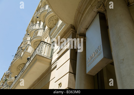 Spanien Barcelona Exterieur von Armani Luxus Fashion Bekleidungsgeschäft am Passeig de Gracia einkaufen Bezirk Zeichen auf Katalanisch Stockfoto