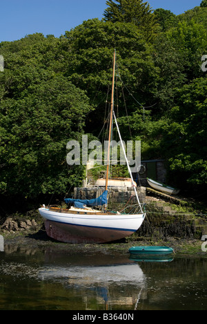 Yacht-Trocknung auf einen Schlamm-Liegeplatz in Gillan Creek aus der Helford River St Anthony in Meneage, Cornwall, England. Stockfoto