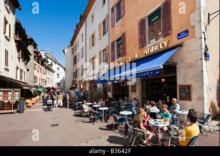 Straßencafé im Zentrum der Altstadt, Annecy, Französische Alpen, Frankreich Stockfoto