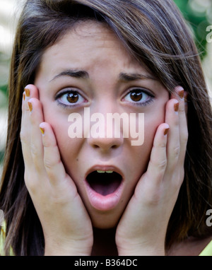 Ein 16 Jahres altes ziemlich kaukasische Mädchen zeigt einen Gesichtsausdruck von Schock und Überraschung. Stockfoto