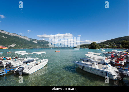 Bootsvermietung am Lac d ' Annecy, Annecy, Französische Alpen, Frankreich Stockfoto