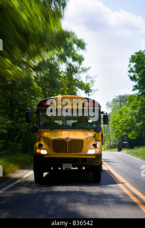 Schulbus fahren auf der Straße mit Motion blur. Stockfoto