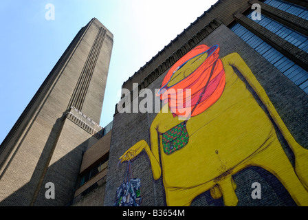 England, London, Southbank, Tate Modern Gallery, Künstler Os Gêmeos Wandbild Stockfoto