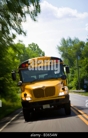 Schulbus fahren auf der Straße mit Motion blur. Stockfoto