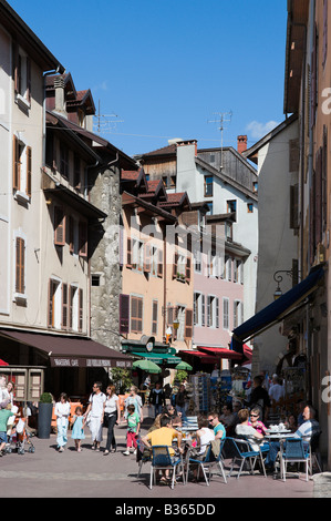 Straßencafé im Zentrum der Altstadt, Annecy, Französische Alpen, Frankreich Stockfoto