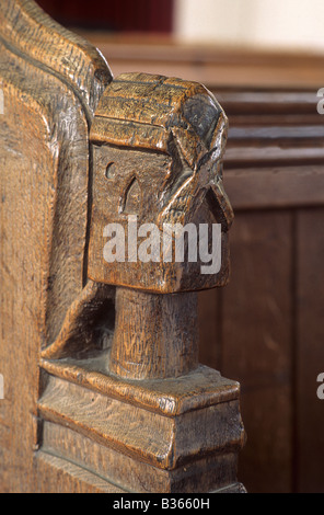 Mittelalterliche Windmühle Bockwindmühle geschnitzte Holzbank Ende Dornweiler Norfolk 15. Jahrhundert Holzschnitzerei East Anglia England UK Stockfoto