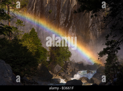 Bildet sich ein Regenbogen im Nebel an der Basis des Yosemite Falls Yosemite Nationalpark, Kalifornien USA Stockfoto