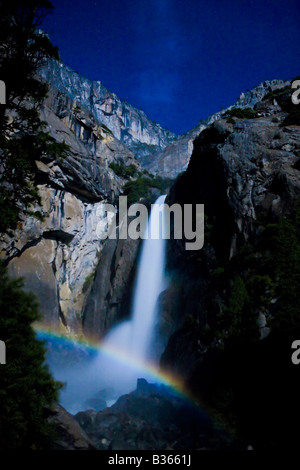 Ein Mondregenbogen Moonbow bildet auf dem Boden des unteren Yowemite Falls Yosemite Nationalpark Kalifornien USA Stockfoto