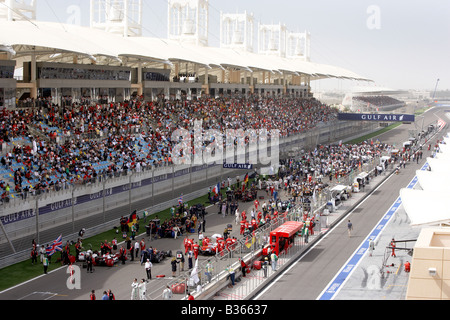 Raster Spaziergang Start Ende gerade, Boxengasse, Haupttribüne 2008 F1 Formel 1 Grand Prix von Bahrain Stockfoto