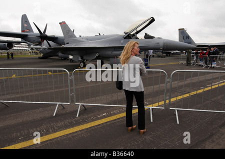 Blonde Dame an der Farnborough Air Show 2008 am Freitag Enthusiasten Tag Stockfoto