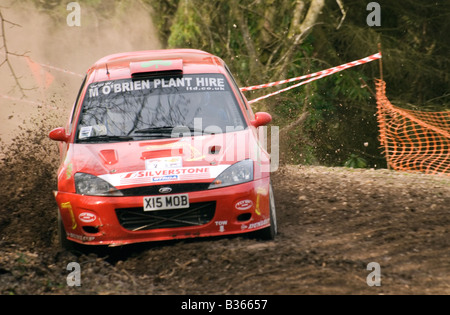 Ford Focus Rallyeauto seitwärts Stockfoto