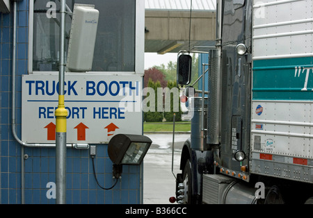 Border Officer Fragen und oder einen kommerziellen Marktteilnehmer in der uns Port Of Entry Sumas Washington prüft. Stockfoto