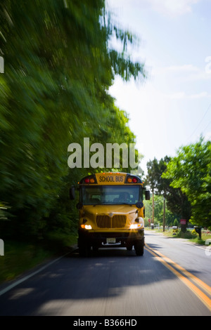 Schulbus fahren auf der Straße mit Motion blur. Stockfoto