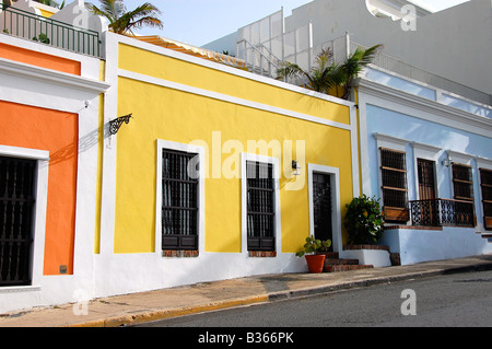 Helle farbige Gebäude sind typische tropische angehauchte Architektur von Old San Juan, Puerto Rico. Stockfoto