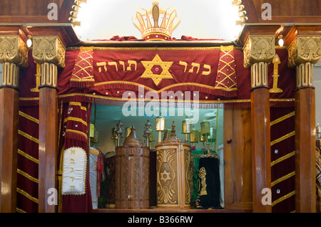 Eine offene Thoraschrein Schrank, enthält die jüdische Tora, blättert in der "Große Synagoge" in Tiflis, der Hauptstadt der Republik Georgien Stockfoto