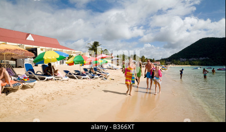 Touristen genießen den Sonnenschein am Reduit Beach, St. Lucia, Karibik Stockfoto