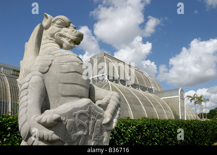 England, London, Skulptur aus einem o die zehn heraldische Königin Bestien mit Gewächshaus im Hintergrund in Kew Gardens Stockfoto