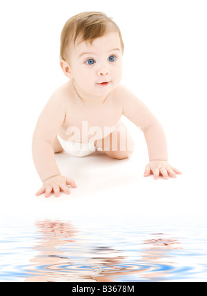 helles Bild von krabbelnden Baby Boy in Windel Stockfoto