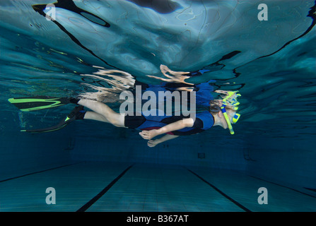 Jungen aus dem Wasser mit Schnorchel im Pool schwimmen Stockfoto