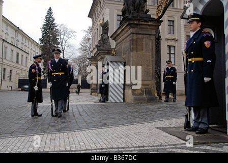 Die Burgwächter stehen während des Wachwechselprozesses am Haupteingang der Prager Burg in der Tschechischen republik fest Stockfoto