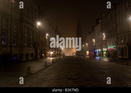 Nachschlagen von der Royal Mile Edinburgh in einer nebligen Nacht Stockfoto