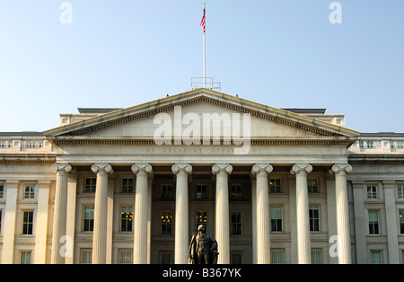 Statue von Albert Gallatin vor dem US-Finanzministerium, Washington DC, USA Stockfoto