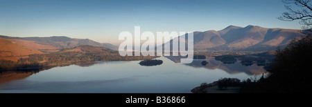 Panorama-Bild der Überraschung Blick über aussehende Derwentwater im Lake District in Cumbria in England Stockfoto